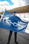 Werknemer van NC-Websites met een vlag van NC-CMS2